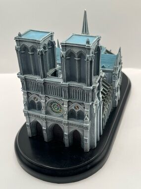 1994 LENOX  The Cathedral of Notre Dame  Collectible Model